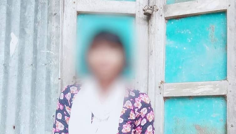 বিয়ের দাবিতে অনশন, বেড়া ভেঙে পালালেন শিক্ষক বিয়ের দাবিতে অনশন