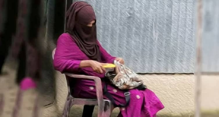 ৮ মাস স্ত্রী হিসেবে বসবাস, বিয়ের দাবিতে প্রেমিকার অনশন অনশন