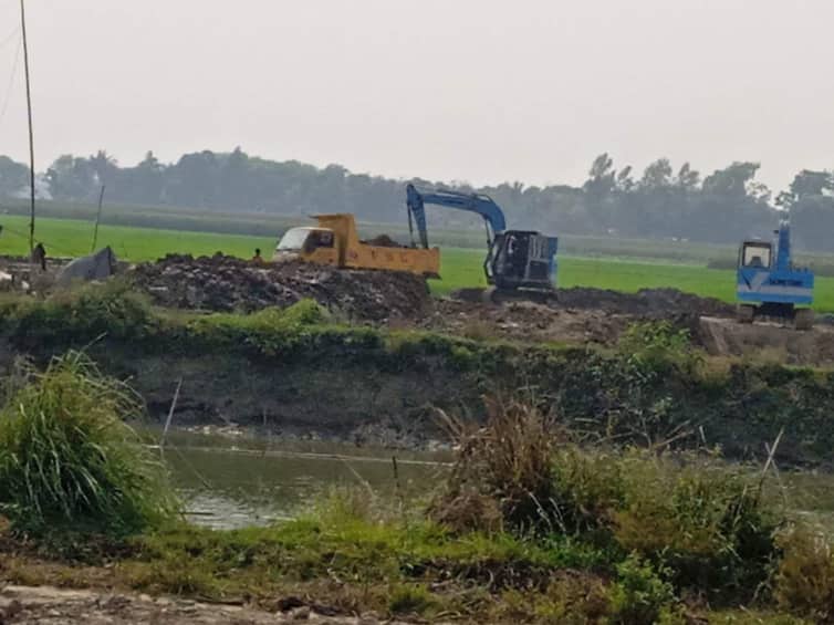 মানিকগঞ্জে ফসলি জমির মাটি যাচ্ছে ইটভাটায়