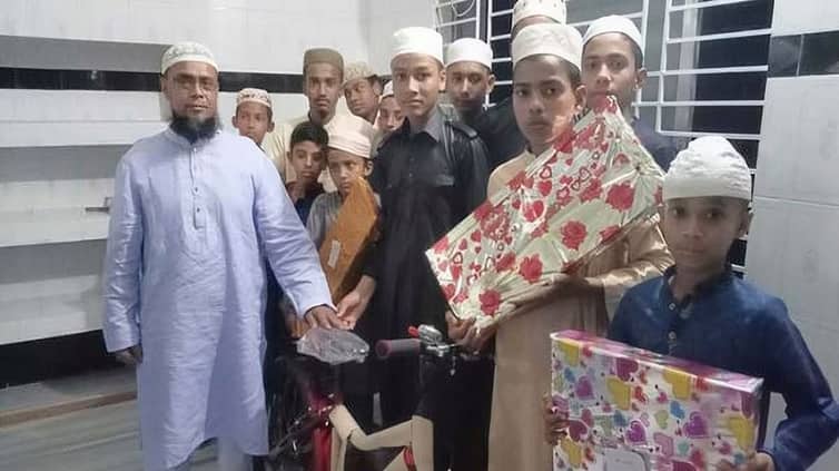 টানা ৪১ দিন জামাতে নামাজ পড়ে পুরস্কার পেল ১২ কিশোর