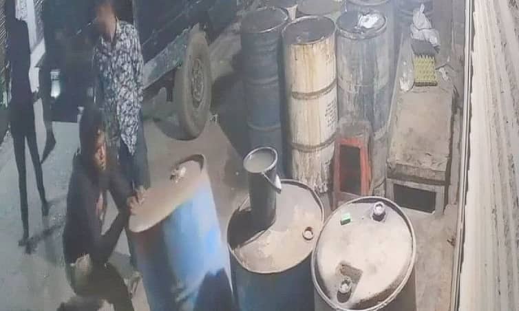 রাতের আধাঁরে ৯ ব্যারেল সয়াবিন তেল চুরি