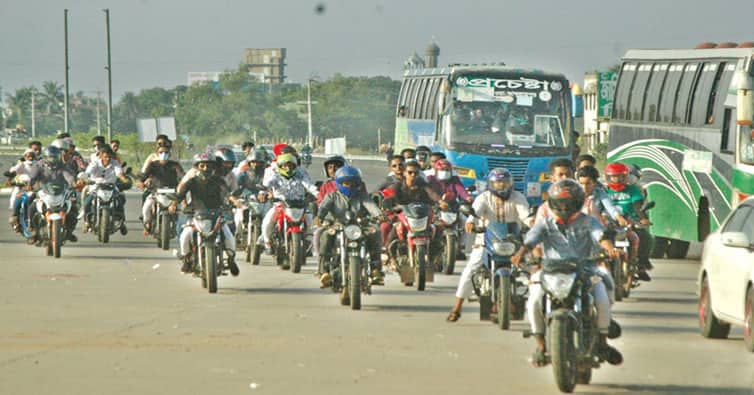 মহাসড়কে মোটরসাইকেল