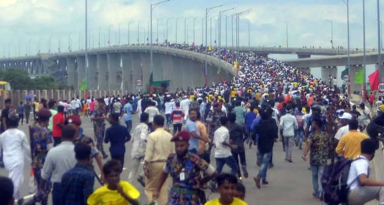 হেঁটে পদ্মা সেতু