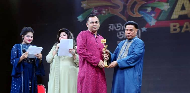 এটিএন বাংলার শ্রেষ্ঠ বার্তা সম্পাদকের পুরস্কার পেলেন আসিফ