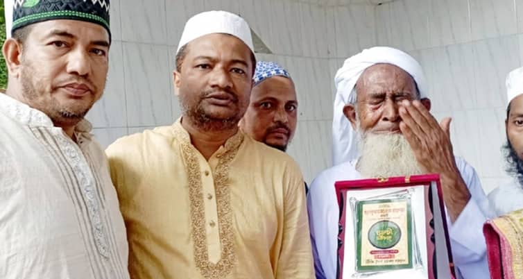 টানা ৫৬ বছর ঈদের জামাতে ইমামতি, অশ্রুসিক্ত নয়নে বিদায় ঈদের জামাতে ইমামতি