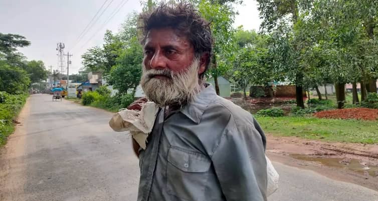 আখাউড়া জংশনে পাগলবেশে এই ব্যক্তিকে নিয়ে তোলপাড় পাগলবেশে