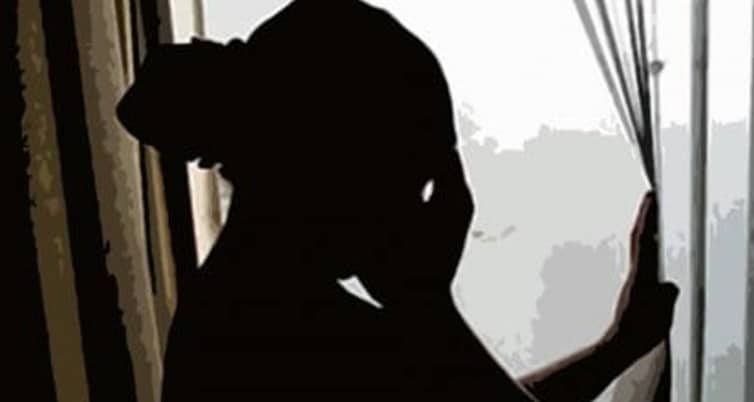 গভীর রাতে প্রবাসীর স্ত্রীকে মিষ্টি খাওয়াতে গেলেন যুবক! প্রবাসীর স্ত্রীকে