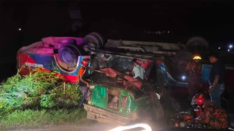 চট্টগ্রামের পটিয়ায় বাসচাপায় অটোরিকশার ৬ যাত্রী নিহত