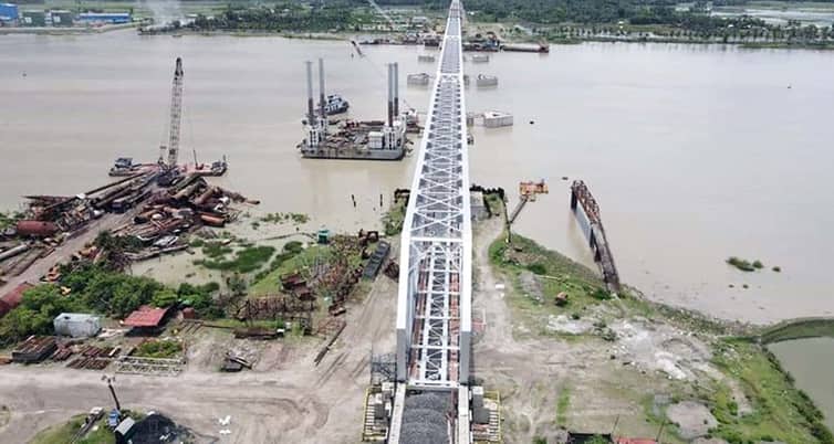 রূপসা রেল সেতুতে