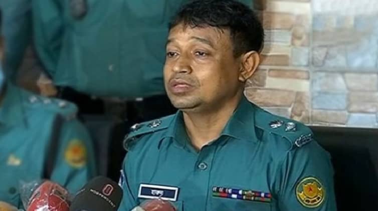 বিশিষ্ট ব্যক্তিদের অপরিচিতদের সঙ্গে ছবি তোলার বিষয়ে সতর্ক করল ডিবি