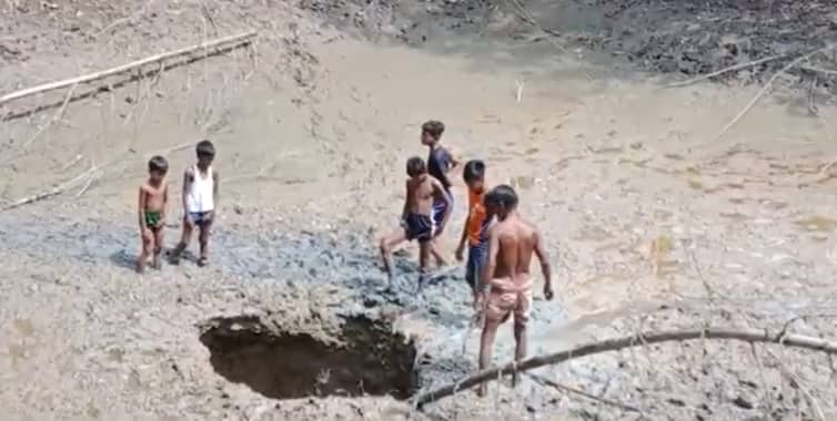 পুকুরের সুড়ঙ্গে নিমিষেই উধাও পানি ও মাছ, উৎসুক মানুষের ভিড়