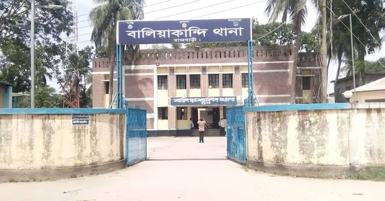 চিরকুট পড়তে গিয়ে স্বর্ণালংকার খোয়ালেন নারী
