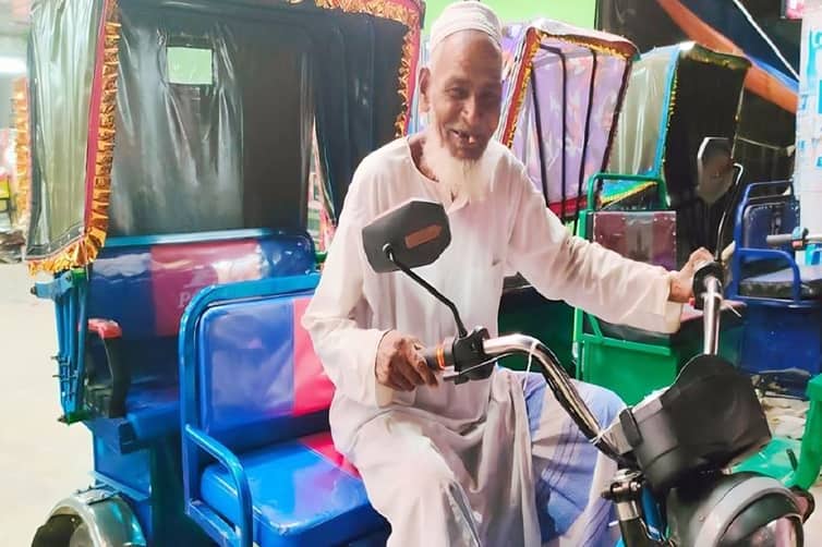 নতুন রিকশা পেলেন নামাজে গিয়ে রিকশা হারানো সেই বৃদ্ধ রিকশা হারানো সেই বৃদ্ধ