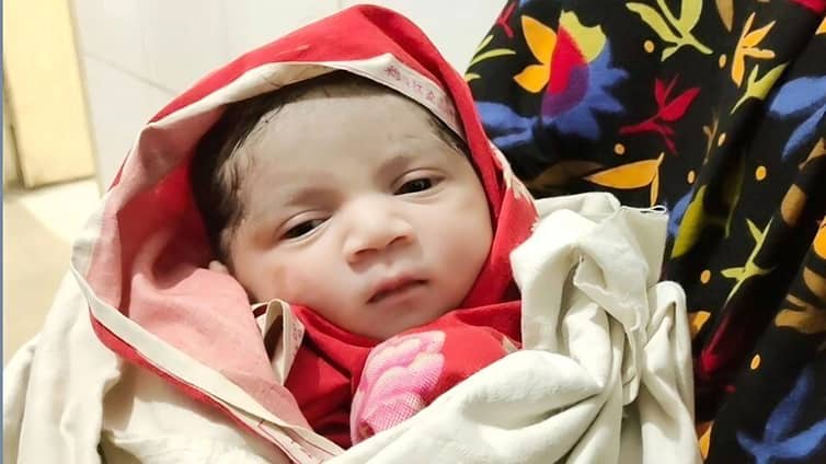 হাইকোর্টের আদেশে ৫ লাখ টাকা পেল অলৌকিকভাবে জন্ম নেওয়া সেই নবজাতক শিশু