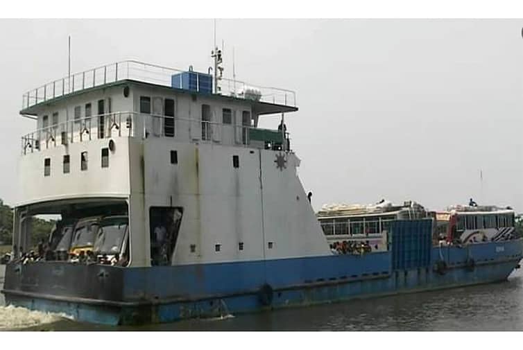 নিয়ন্ত্রণ হারিয়ে মেঘনার চরে আটকা ফেরি