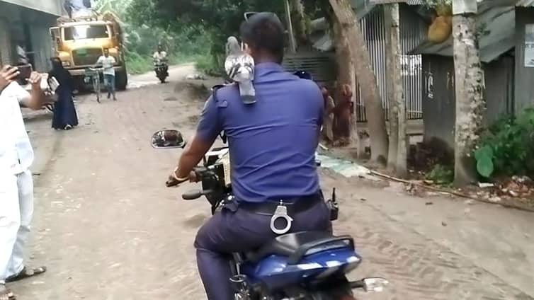 কবুতরকে এতটাই বশ মানিয়েছেন যে কাঁধে নিয়েই ডিউটি করছেন সাইফুল