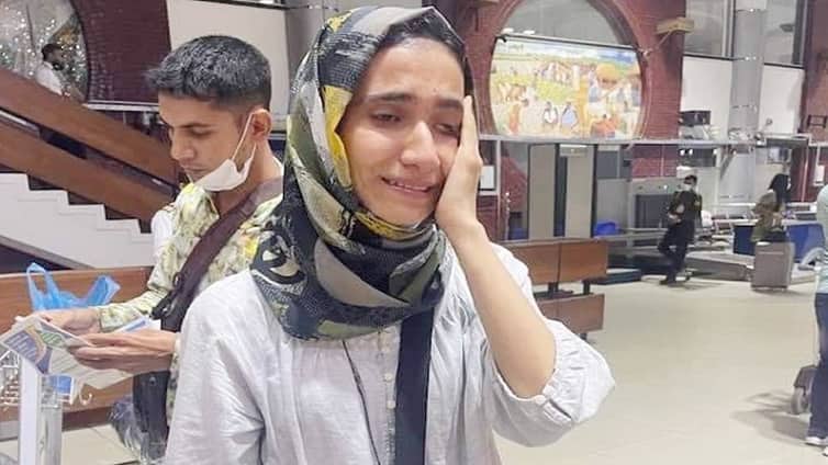 বিমানে উঠতে না দেওয়া সেই বিদেশি তরুণী ঢাকা ছাড়লেন তরুনী