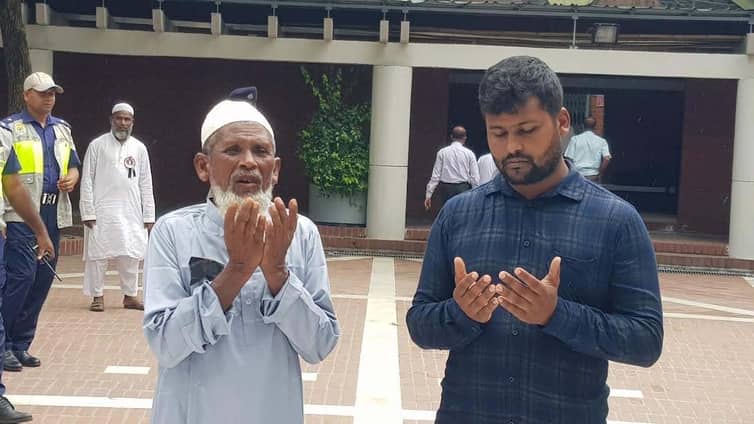 ৩১৩ কিলোমিটার পায়ে হেঁটে এসে টুঙ্গিপাড়ায় বঙ্গবন্ধুর সমাধিতে শ্রদ্ধা