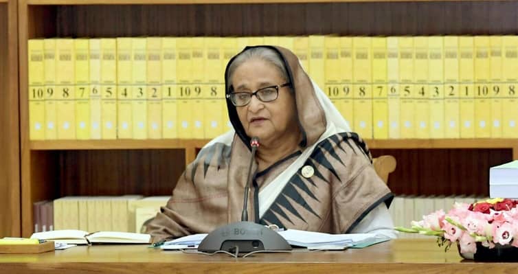 রাশিয়া থেকে জ্বালানি তেল কেনার উপায় বের করার নির্দেশ প্রধানমন্ত্রীর