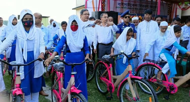 এখন থেকে বাইসাইকেল চালিয়ে স্কুলে যাবে কিশোরগঞ্জের ১০০ ছাত্রী