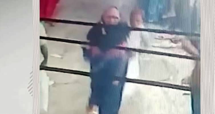 ভিক্ষুক বেশে মসজিদের