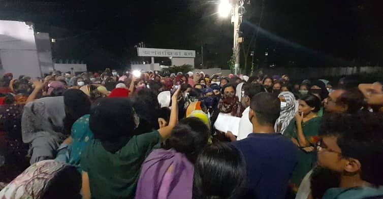 হলের তালা ভেঙ্গে মধ্যরাতে খুবি ছাত্রীদের বিক্ষোভ খুবি ছাত্রীদের বিক্ষোভ