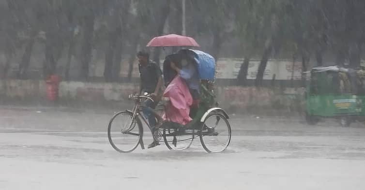 আজও ঝরবে বৃষ্টি, কাল থেকে কমবে বৃষ্টিপাতের প্রবণতা রাজধানীতে মুষলধারে বৃষ্টি