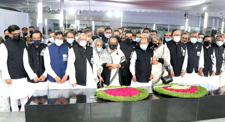 বঙ্গবন্ধুর প্রতিকৃতিতে প্রধানমন্ত্রীর শ্রদ্ধা