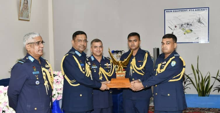বিমান বাহিনীর ‘ফ্লাইং ইন্সট্রাক্টরস্’ কোর্সের সনদপত্র বিতরণ
