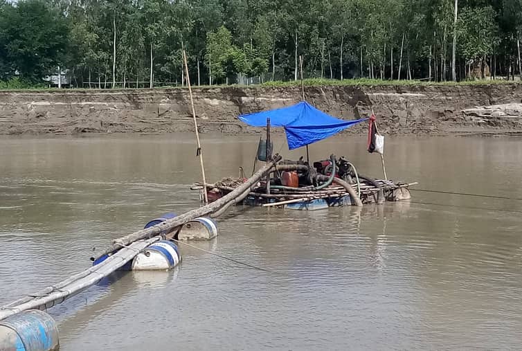ঘিওরে প্রশাসনের সহায়তায় চলে অবৈধ ড্রেজার