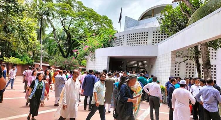 টুঙ্গিপাড়ায় বঙ্গবন্ধুর সমাধিতে প্রতিদিনই শোকার্ত মানুষের ঢল নামছে