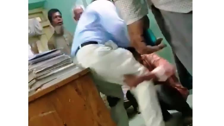 সরকারি হাসপাতালে চিকিৎসা নিতে রোগীকে চিকিৎসকের চড়-লাথি রোগীকে চিকিৎসকের চড়-লাথি