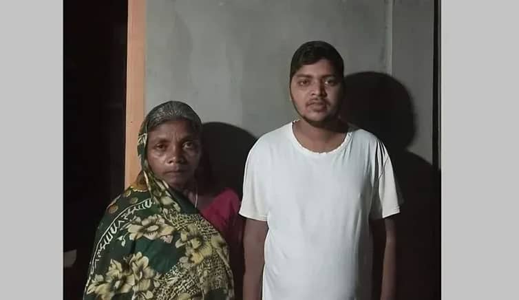 চা শ্রমিক মাকে নিয়ে ফেসবুকে ঢাবি ছাত্রের আবেগঘন পোস্ট চা শ্রমিক মাকে নিয়ে ফেসবুকে ঢাবি ছাত্রের আবেগঘন পোস্ট