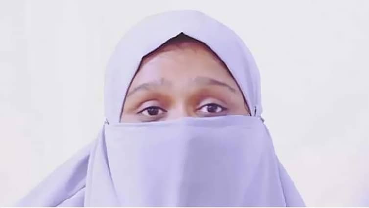 ‘রিতু কুণ্ডু’ থেকে ‘আয়শা জাহান’ নাম রাখলেন ইসলাম গ্রহণ করা সেই বিশ্ববিদ্যালয় শিক্ষিকা শিক্ষিকা