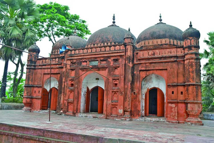 প্রায় ৪০০ বছর আগের দৃষ্টিনন্দন মসজিদ, দেখতে প্রতিদিনই ভিড়