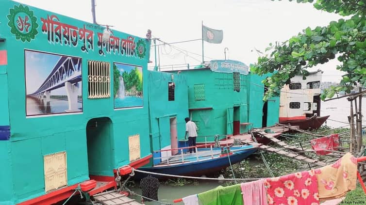 বুড়িগঙ্গা নদীতে ভাসমান বোর্ডিং, ৪০ টাকায় রাতযাপন
