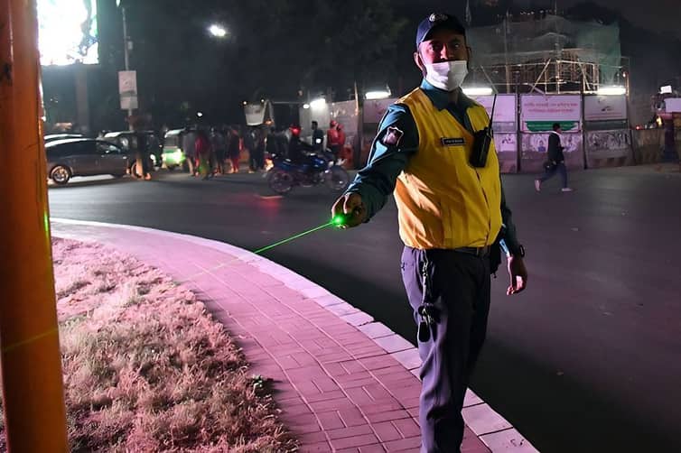 ট্রাফিক নিয়ন্ত্রণে ক্ষতিকর লেজার লাইটের ব্যবহার, বাড়ছে দুর্ঘটনার ঝুঁকি ক্ষতিকর লেজার লাইট