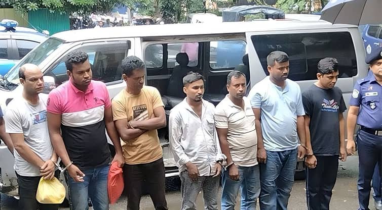 ৯৬ ভরি স্বর্ণ ডাকাতি, পুলিশ সদস্যসহ গ্রেপ্তার ৮ পুলিশ সদস্যসহ গ্রেপ্তার ৮