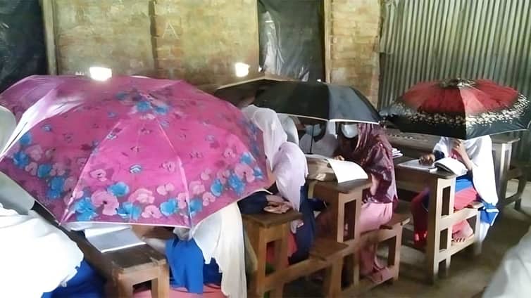 বৃষ্টি হলে ছাতা বা পলিথিন মাথায় ক্লাস করেন শিক্ষার্থীরা বৃষ্টি হলে ছাতা বা পলিথিন মাথায় ক্লাস করেন শিক্ষার্থীরা