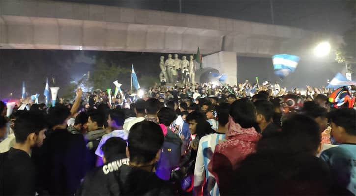 ঢাবিজুড়ে মেসি-ধ্বনি, বাঁধভাঙ্গা উল্লাস সমর্থকদের du-pic