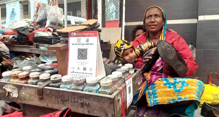 জুতা পলিশের পেমেন্ট কিউআর কোডে জুতা পলিশের পেমেন্ট