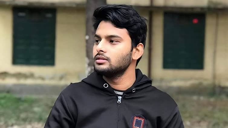 মাস্টার্সের আগেই সহকারী জজ রাবির আশিক আশিকুজ্জামান