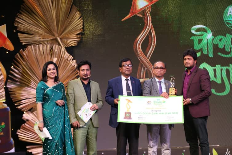 সেরা কৃষি উদ্ভাবক হিসেবে দীপ্ত কৃষি অ্যাওয়ার্ড পেলেন শেকৃবি শিক্ষক মাসুদ রানা