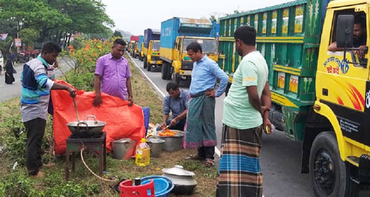 তীব্র যানজটে আটকা