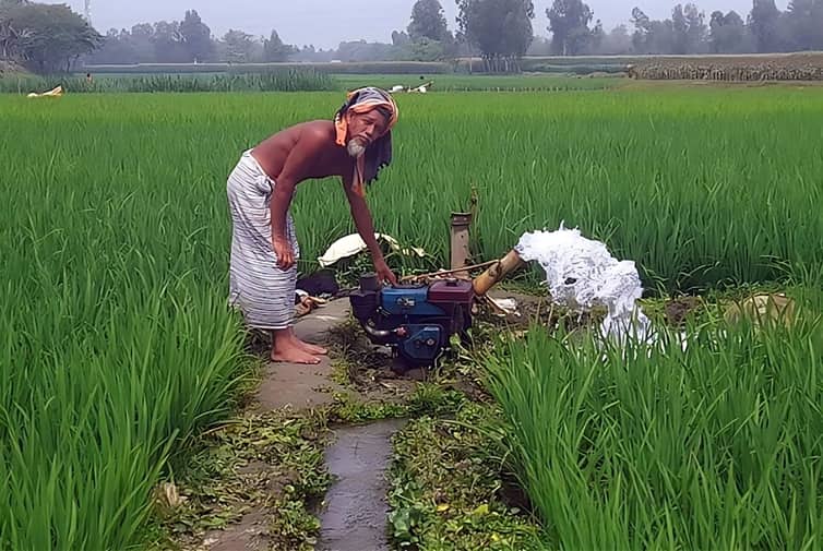 নদীর বুকে শ্যালো মেশিন