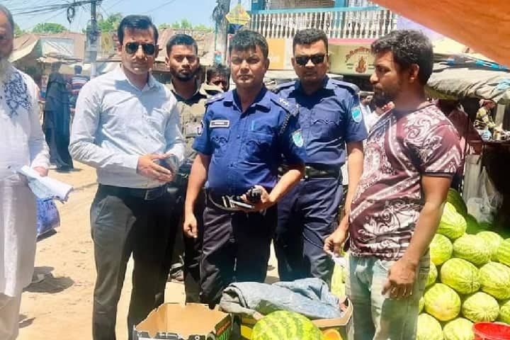 ক্রেতা সেজে তরমুজ ব্যবসায়ীকে জরিমানা করলেন ইউএনও