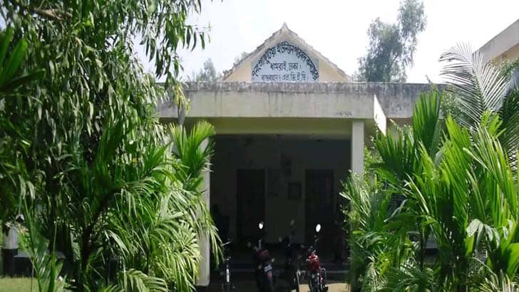নববধূসহ শাশুড়িকে চেয়ারম্যানের কামরায় নিয়ে স্ট্যাম্পে সই নেওয়ার অভিযোগ