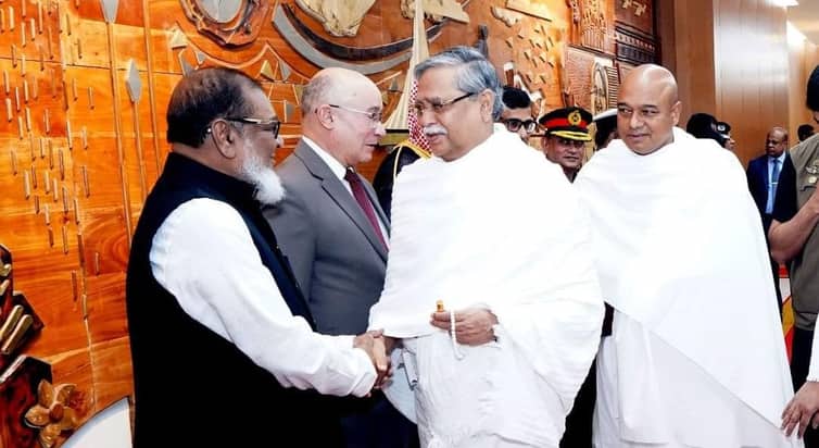 পবিত্র হজ পালনে সপরিবারে মক্কার পথে রাষ্ট্রপতি