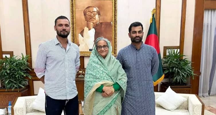 প্রধানমন্ত্রীকে নিয়ে মাশরাফির আবেগঘন স্ট্যাটাস মাশরাফি