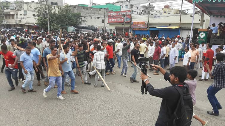 দিনভর সংঘর্ষে ২০ পুলিশ আহত, ৯০ জন আটক
